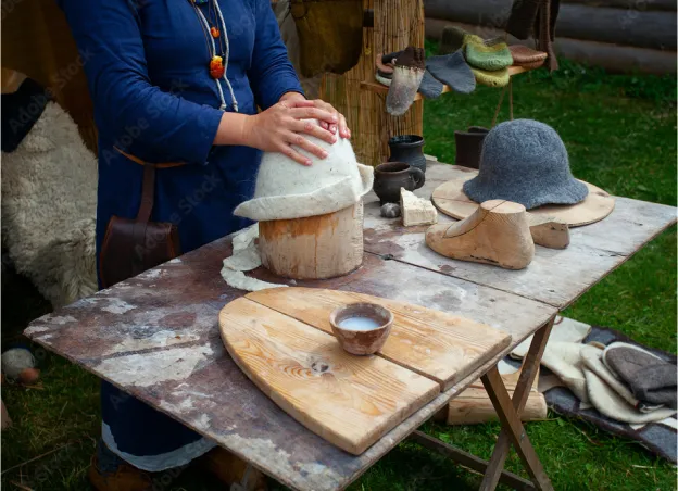 Travail manuel du feutre par Laurence Schneider à Auvillar (82), Atelier Entre Ciel et Laine